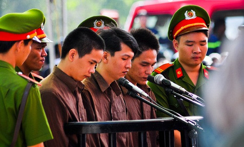 6. Thảm sát Bình Phước: Hoãn phiên phúc thẩm Theo dự kiến phiên phúc thẩm xét xử vụ thảm sát ở Bình Phước sẽ diễn ra vào ngày 21/3, tuy nhiên, chiều 18/3, luật sư Lê Văn Nam - người bào chữa cho bị cáo Vũ Văn Tiến cho biết: phiên phúc thẩm đã bị hoãn. Theo luật sư Nam, việc hoãn phiên phúc thẩm là do trong thời gian qua ông đã gửi nhiều văn bản kiến nghị đến Toà án, VKS để xem xét về việc bản thân không được mời tham gia bào chữa cho Tiến. Hiện gia đình Tiến đã tập hợp khoảng 10.000 chữ ký nhằm xin giảm án cho bị cáo này.