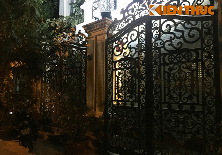 Dù căn nhà khá kiên cố, kính cổng cao tường nhưng "đạo chích" vẫn vô hiệu hoá và đột nhập vào được.
