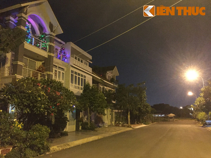 Nhiều tuyến đường xung quanh khu đô thị An Phú dù có rất nhiều biệt thự cao cấp nhưng luôn vắng vẻ, ít người qua lại.