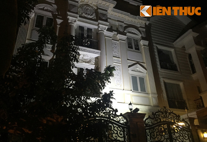 Căn biệt thư khá kiên cố với 2 tầng lầu, một tầng trệt và tầng hầm được trang trí với kiến trúc đẹp mắt, sang trọng. Xung quanh sân nhà trồng nhiều loại cây kiểng đắc giá.