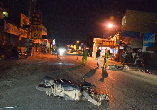 15. Xe máy tông nhau, 1 người chết, 2 người trọng thương Hơn 22h ngày 15/4, một thanh niên khoảng 30 tuổi chở vợ trên xe máy BKS 52T5 – 9367, lưu thông trên đường Nguyễn Ảnnh Thủ, hướng từ Quốc lộ 22 đến đường Lê Văn Khương. Khi qua địa bàn xã Thới Tam Thôn, huyện Hóc Môn, xe máy của vợ chồng này va chạm với xe máy BKS 59G1 – 588.57 do anh Lâm Thiện Ngọc (20 tuổi, quê Đắk Lắk) điều khiển, đi hướng ngược lại. Vụ chạm khiến cả 3 người chấn thương nặng, được người dân địa phương chuyển vào bệnh viện quận 12 cấp cứu nhưng anh Ngọc đã không qua khỏi.