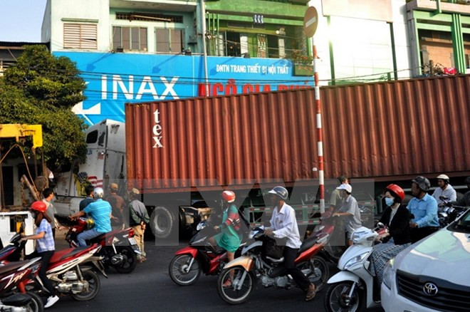10. Xe chở container đứt rơmoóc gây tai nạn giao thông chết người Khoảng 11h30 ngày 13/4, tại đường Lê Thánh Tông, đoạn trước cổng cảng Đoạn Xá (Hải Phòng), xe đầu kéo mang biển kiểm soát 16H 7228 kéo theo rơmoóc mang biển kiểm soát 15R 01254 đang chở container lưu thông đến đoạn trước cổng cảng Đoạn Xá thì bất ngờ rơmoóc bị bung ra. Do đường bị dốc nên chiếc rơmoóc đã trôi ngược trở lại phía sau, cuốn một người đi xe đạp đi phía sau xe chở container vào gầm làm người này thiệt mạng ngay tại chỗ.