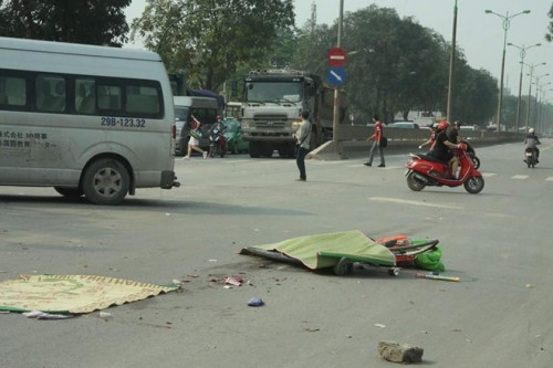 3. Vượt đèn đỏ, một phụ nữ tử vong Khoảng 14h30 chiều 10/4, một phụ nữ điều khiển xe đạp di chuyển trên đường Đỗ Nhuận. Khi tới ngã ba Đỗ Nhuận - Phạm Văn Đồng đã vượt đèn đỏ để rẽ sang hướng ngã tư Cổ Nhuế. Đúng lúc đó, một xe ben chở đất mang BKS 29C-610.79 đi chuyển trên đường Phạm Văn Đồng theo hướng cầu Thăng Long lao tới với tốc độ cao và đâm trực diện vào người phụ nữ điều khiển xe đạp. Cú đâm mạnh khiến người điều khiển xe đạp ngã ra đường và bị bánh xe ben đè ngang đầu, tử vong tại chỗ.