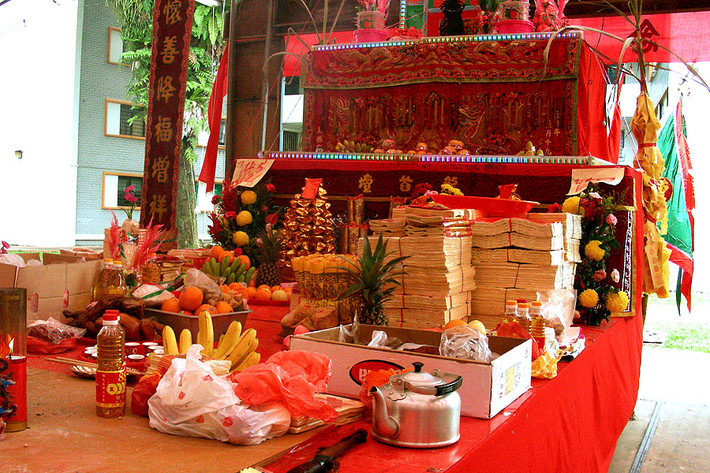 Khu vực thờ Thần Tài không được để bụi bặm, lộn xộn, thiếu trang nghiêm. Ảnh: WorldPress.