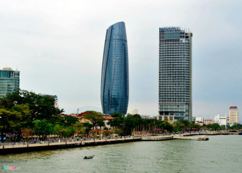 Trung tâm hành chính TP Đà Nẵng cao 34 tầng, diện tích sàn hơn 21.000 m2 được đầu tư hơn 2.000 tỷ đồng. Tòa nhà cao gần 170 m ven sông Hàn là nơi làm việc của lãnh đạo thành phố và các sở, ngành.