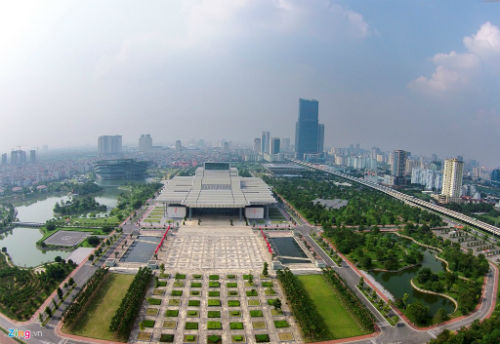 Trung tâm Hội nghị Quốc gia Việt Nam trên đường Phạm Hùng (Hà Nội) là tổ hợp công trình đa năng lớn nhất thủ đô - rộng 60.000 m2. Đây là khối nhà 5 tầng có phòng họp chính sức chứa 3.800 chỗ ngồi ở tầng 2, bãi đỗ nổi và ngầm có sức chứa gần 1.100 ôtô.