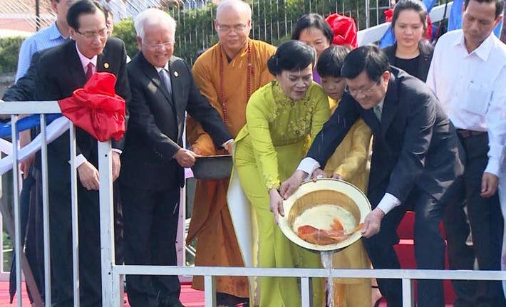 Chủ tịch nước và phu nhân thực hiện nghi thức thả cá chép truyền thống.