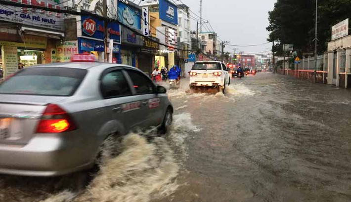 Chiều 16/10, mây đen giăng kín khu vực Nam Bộ. Ngay sau đó, mưa như trút nước bao phủ nhiều tuyến đường ở TP. HCM.