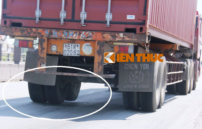 Thùng container nghiêng hẳn một bên vì bánh sau xe đầu kéo chạy qua lớp nhựa đường trồi cao hàng chục cm...