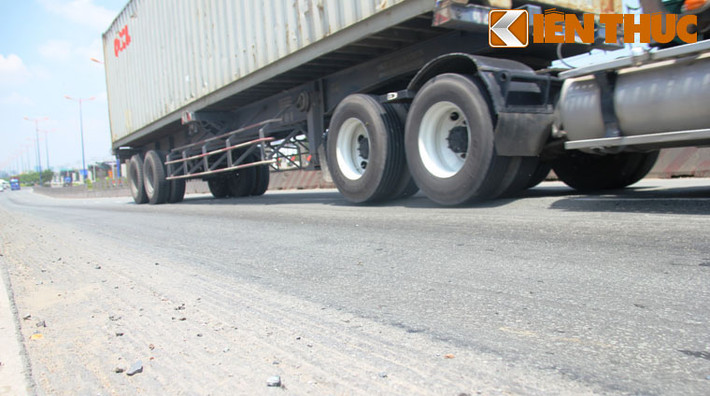 Trong khi chiếc xe đang vào độ cong trên giữa cầu...