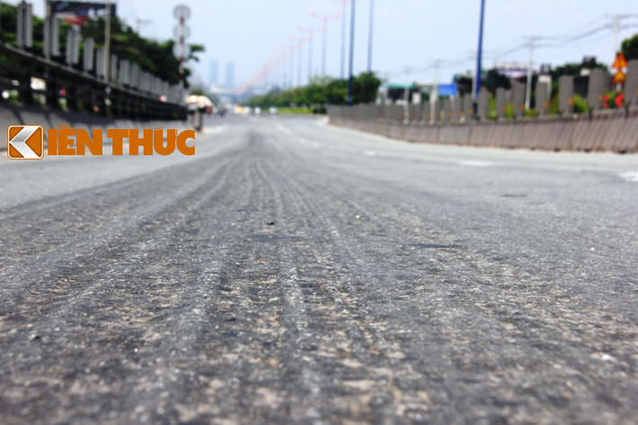 Hàng trăm mét mặt đường trên cầu vượt thép Thủ Đức sần sùi, nhựa trồi tạo rãnh sâu.