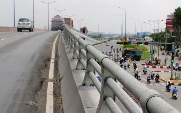 và phía dưới là ngã tư Thủ Đức luôn tấp nập phương tiện.