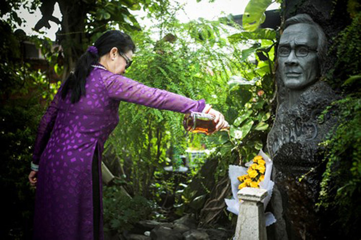 Ngoài đoá hoa hồng vàng, nữ ca sĩ còn mang theo một món quà đặc biệt, đó là loại rượu mà lúc sinh thời nhạc sĩ Trịnh Công sơn rất thích uống cùng bạn bè.