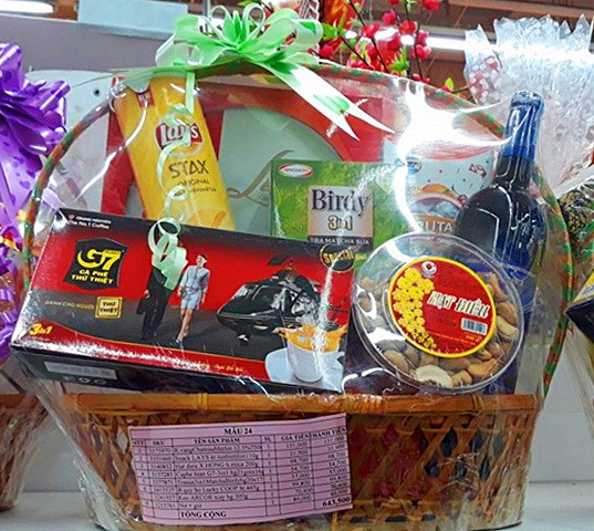 Bao gồm các loại sản phẩm đặc trưng Tết như bánh, mứt, kẹo, trà, cà phê, khô bò, ngũ cốc, hạt điều, phô mai, nước yến...
