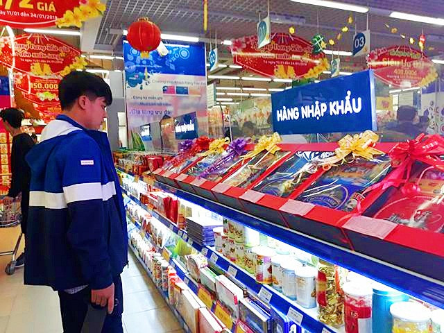 Theo ghi nhận của Kiến Thức, tại nhiều siêu thị Hà Nội, hàng trăm loại giỏ quà Tết 2018 với nhiều loại giá cả khác nhau được bày ngăn ngắn trên các kệ hàng.