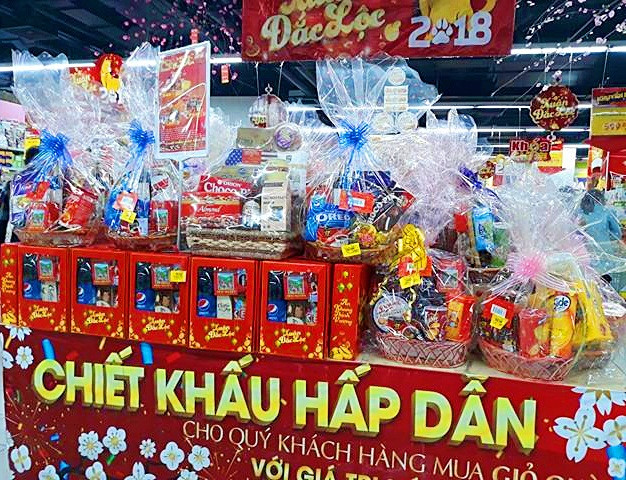 Bánh kẹo, cà phê, trà, đồ khô... vẫn là những mặt hàng chủ đạo trong giỏ quà Tết năm nay.