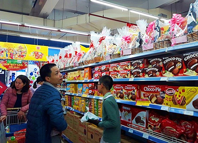 Người tiêu dùng tham khảo giá các giỏ quà Tết tại siêu thị Big C Hà Đông, Hà Nội.
