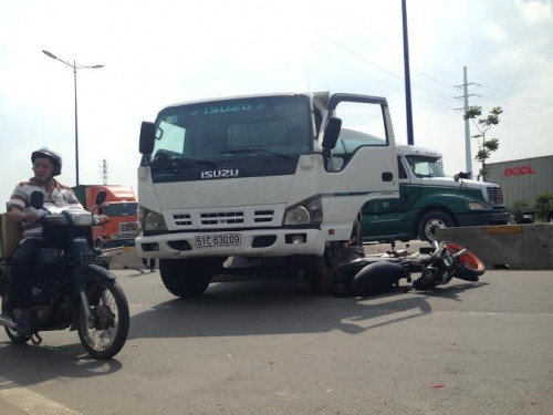 7. Mất phanh, xe ben gây tai nạn liên hoàn trên xa lộ Hà Nội Khoảng 14h chiều 30/7, tại Khu công nghệ cao đường xa lộ Hà Nội đoạn qua phường Hiệp Phú (quận 9, TP HCM), xe ben BKS 51C – 630.09 bất ngờ bị mất phanh. Thấy các phương tiện giao thông đang đứng chờ đèn đỏ, tài xế liền đánh lái sang phải va chạm với ô tô 4 chỗ BKS 52S -2066 chạy cùng chiều rồi tông vào giải phân cách lao sang đường ngược chiều đâm vào một xe máy của hai người đàn ông. Vụ tai nạn liên hoàn khiến 2 người trên xe máy bị thương, phương tiện này mặc kẹt dưới gầm xe tải, hư hỏng.