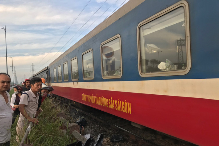 Đến hơn 8h sáng nay (29/12), các đơn vị nghiệp vụ Công an quận Thủ Đức (TP.HCM) vẫn đang phong tỏa hiện trường vụ TNGT đường sắt người phụ nữ lao đầu vào tàu hỏa.