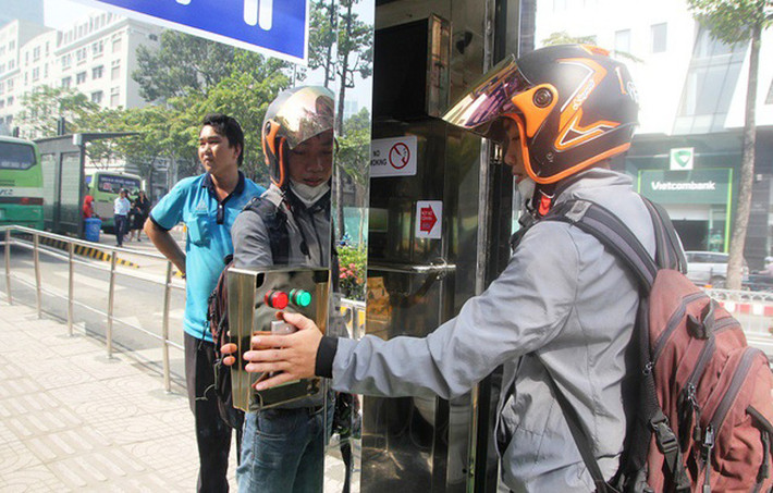 Từ trong nhà vệ sinh hành khách có thể quan sát bên ngoài thông qua màn hình, đặc biệt có thể nhấn 1 trong 4 biểu tượng đánh giá chất lượng để gửi trực tiếp về trung tâm.