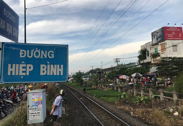 "Lúc này, đoàn tàu đang từ hướng ga Sóng Thần lao tới, còi hú vang, gác chắn đóng lại thì bất ngờ người phụ nữ bỏ lại xe máy, lao vào đoàn tàu...", một người dân chứng kiến kể lại. Vụ việc xảy ra ngay gần khu chợ đông đúc khiến người dân một phen hãi hùng.