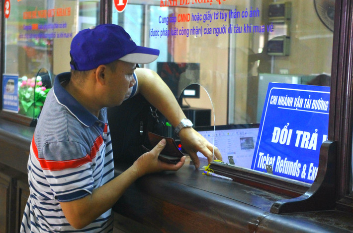 Ga Hà Nội gồm khu A và khu B. Phía đường Lê Duẩn là khu A, chuyên phục vụ các chuyến tàu Thống Nhất.