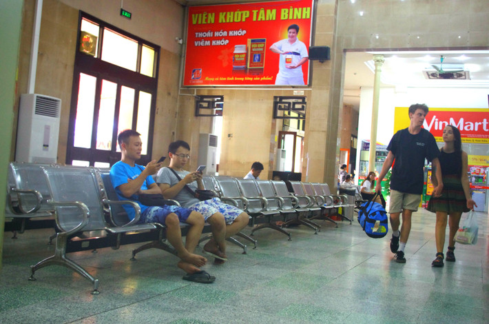 Từ ga Hà Nội, hành khách có thể làm thủ tục mua vé tàu hỏa đi các tuyến trong nước, với 5 tuyến đường sắt trong nước và liên vận Quốc tế, gồm đường sắt Bắc Nam, đường sắt Hà Nội – Lào Cai, Hà Nội – Quan Triều, Hà Nội – Đồng Đăng, và Hà Nội – Hải Phòng.