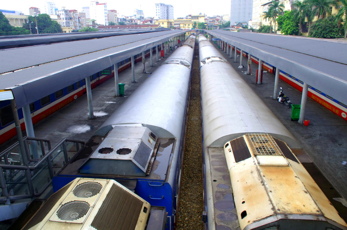 Ga Hàng Cỏ (cũ) ban đầu có diện tích 216.000 m², trong đó diện tích xây dựng là 105.000 m², còn lại là sân ga, đường sắt.