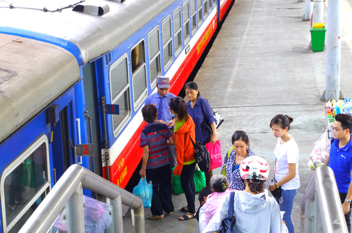Trong thời điểm tàu rời sân ga hoặc về bến, cầu vượt đã giúp cho nhà ga đón đưa hành khách thuận tiện hơn.