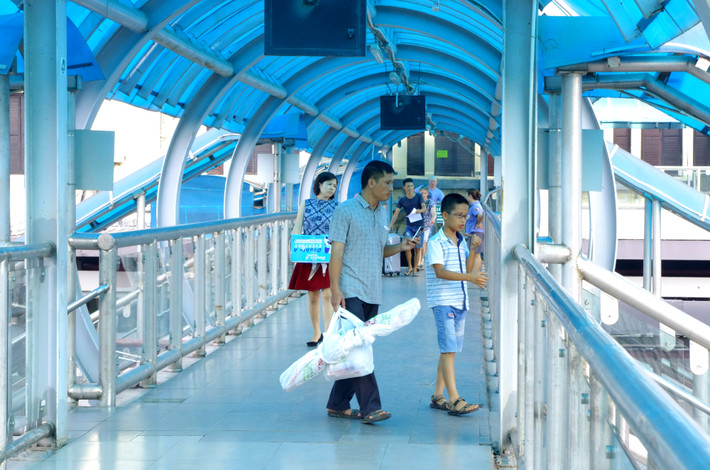 Cầu được thiết kế mái che bằng tấm nhựa tổng hợp, kính chịu lực, sàn lát gạch chống ồn và chống trơn. Trên cầu lắp đặt đầy đủ điện chiếu sáng, biển báo, biển chỉ dẫn giúp việc di chuyển của hành khách qua sân ga được thuận tiện hơn.