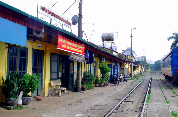 Dãy nhà cũ phía trong sân ga.