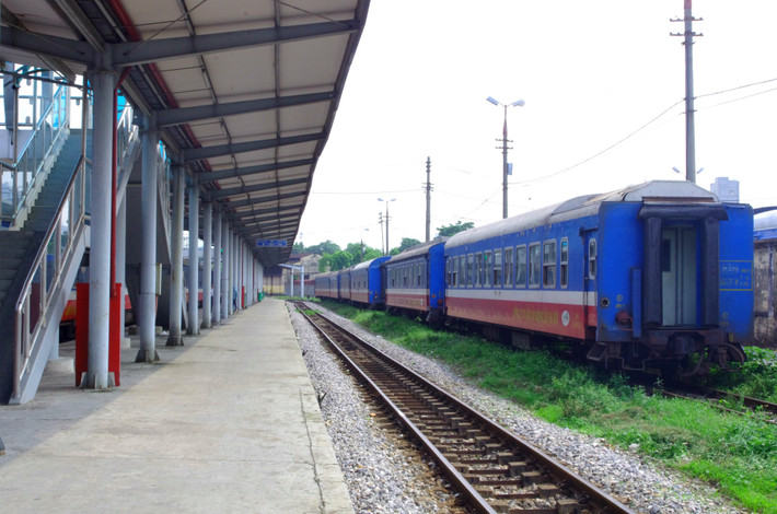 Hình ảnh phía sau sân ga tĩnh lặng.