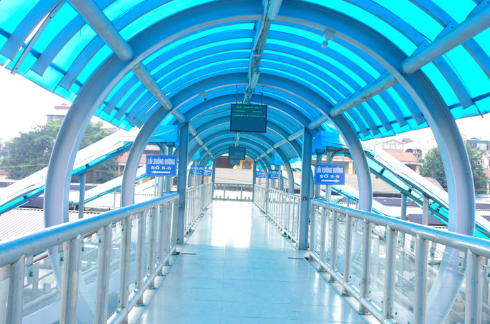 Hệ thống cầu đi bộ trong ga Hà Nội bắc ngang trên đường tàu chạy có tổng mức đầu tư hơn 25 tỷ đồng, được thiết kế với 2 cầu vượt phía Bắc và phía Nam.