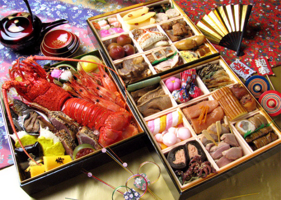 Người Nhật thường cùng nhau đón năm mới quanh bàn sưởi và thường thức Osechi. Ảnh: RocketNews24.
