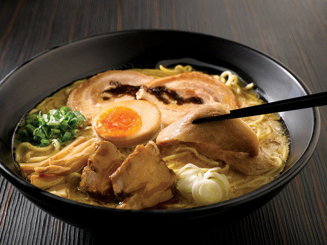 Nước súp mỳ ramen là sự hòa quyện giữa nước dùng Dashi và gia vị Tare. Nguyên liệu nấu nước dùng Dashi khá phong phú như xương gà, sườn heo, xương bò, tảo bẹ...Ảnh: Japan List.