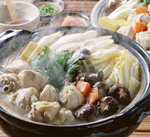 Lẩu là món ăn không thể thiếu trong ẩm thực Nhật Bản khi tiết trời sang đông. Được chế biến từ hải sản, thịt bò, thịt gà và rau củ, lẩu Nhật Bản có khá nhiều loại mizutaki, yudofu, dotenabe, shabushabu...Ảnh: Japan Centre.