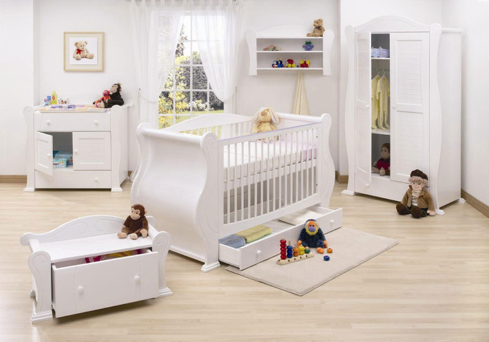 Hãy đảm bảo không có góc nhọn (như góc bàn) chiếu thằng vào giường của bé. Góc nhọn như mũi tên mang năng lượng xấu cho trẻ. Ảnh: Myhome.