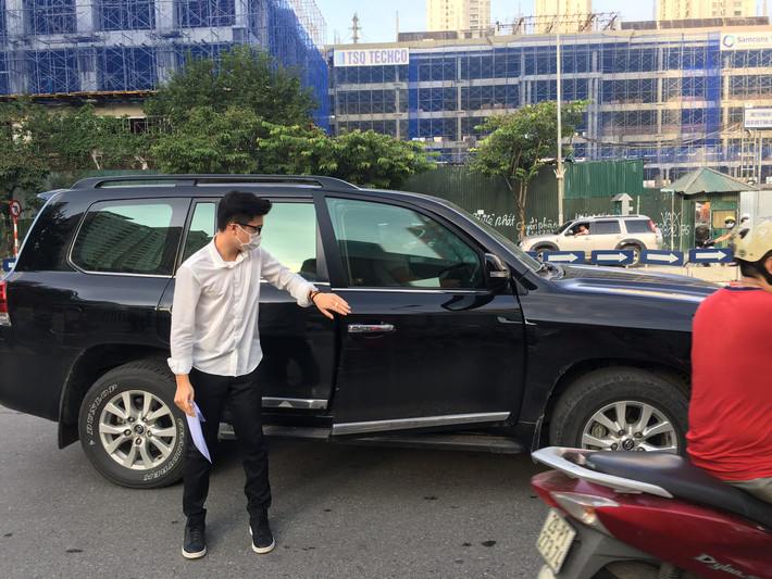 Thí sinh được phụ huynh đưa đến bằng xế sang