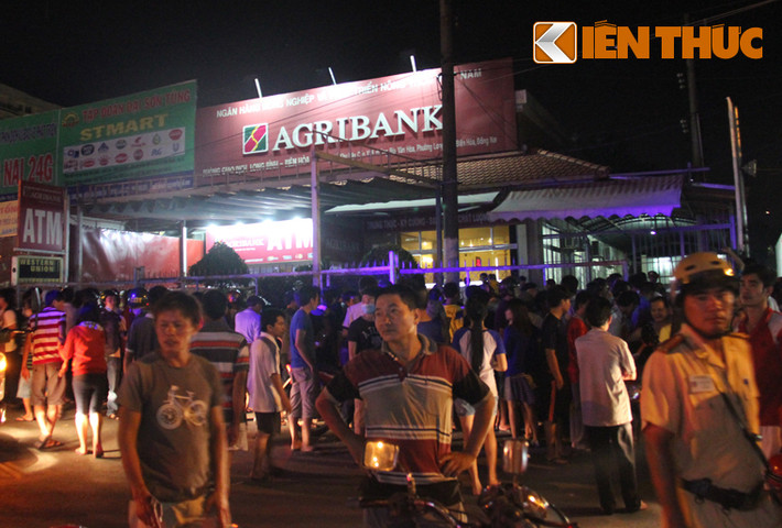 Đối tượng cướp NH Agribank là một nam thanh niên (khoảng hơn 20 tuổi), đã bất ngờ xông vào trụ sở Ngân hàng Nông nghiệp và Phát triển Nông thôn (Agribank), ở thành phố Biên Hòa, tỉnh Đồng Nai vào cuối giờ chiều ngày 15/12 khiến nhiều nhân viên, khách hàng đang có mặt giao dịch một phen hốt hoảng bỏ chạy tán loạn.