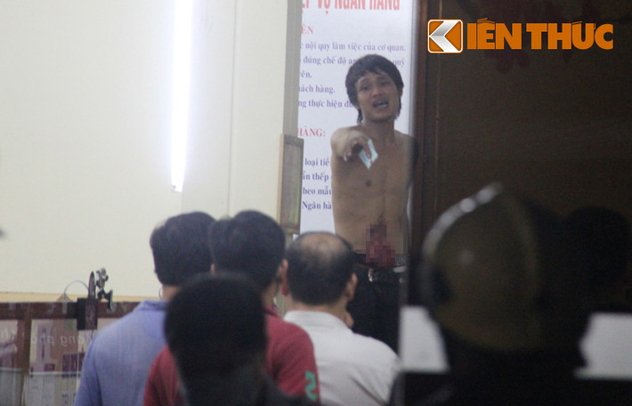 Trong quá trình xông vào cố thủ trong ngân hàng, gã thanh niên chưa biểu hiện mục đích đánh cướp và đã tự dùng kính đâm vào bụng mình gây thương tích nặng.