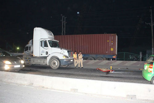 9. “Đấu đầu” container, một người đàn ông tử vong Khoảng 20h ngày 7/8, tại khu vực cây xăng Tân Vạn (QL1A, Bình Thắng, Dĩ An, Bình Dương), tài xế Vũ Thanh Phong (31 tuổi, Diễn Châu, Nghệ An) điều khiển xe container BKS 57M – 2998 hướng từ TP.HCM đi Đồng Nai. Khi gần tới khu vực cây xăng Tân Vạn, bất ngờ một người đàn ông lao ra đường, chắn trước đầu xe container. Do không kịp xử lý tình huống, chiếc xe container đã húc văng người đàn ông này khiến nạn nhân tử vong tại chỗ.