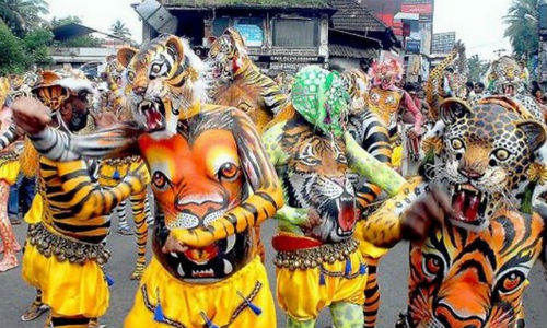 Hàng nghìn người đàn ông đeo mặt nạ hổ, vẽ hình mặt hổ lên cơ thể để tham dự lễ hội thường niên Puli Kali ở Kerala. Có mặt trong lễ hội kỳ quặc tại Ấn Độ này, những người tham gia cùng nhau nhảy những điệu nhảy của hổ.