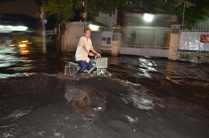 Trên đường An Dương Vương, quận Bình Tân, cả tuyến đường hơn 3km bị ngập đến nửa bánh xe.