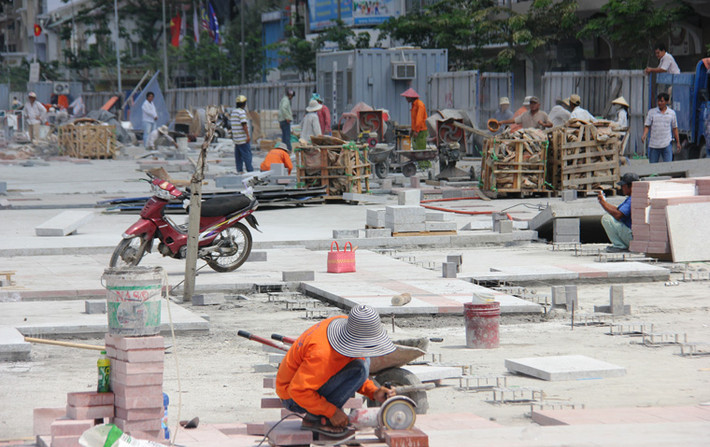 Ngày đầu tháng 4/2015, khắp nơi ở TP HCM háo hức chuẩn bị cho đại lễ mừng 40 năm ngày giải phóng hoàn toàn miền Nam, thống nhất đất nước thì không khí tại công trình nâng cấp cải tạo đường Nguyễn Huệ, công viên tượng đài Bác Hồ cũng vô cùng khẩn trương, thi công nước rút những công đoạn cuối để chính thức vận hành thử nghiệm, đưa vào sử dụng ngày 20/4.