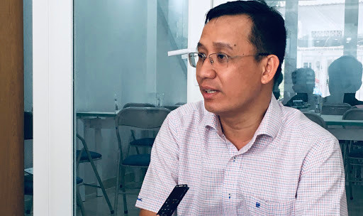 Ông Dũng về tới chung cư thì phát hiện bảo vệ cùng công an đang phong tỏa khu vực giếng trời để khám nghiệm cái chết của ông Tín. Ông Dũng có lên căn hộ gặp ông Trung. Ông Trung cho biết là trong lúc nằm nghỉ thì ông Tín đứng lên nói muốn về nhà nhưng ông khuyên ở lại, nếu có về thì gọi cho người thân ông Tín tới đưa về. (Ông Tín là người rất có uy tín tại trường và với báo giới)