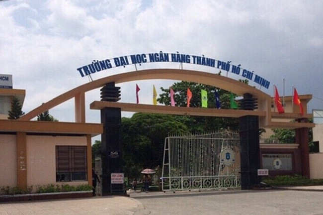 Sau đó, ông Tín mở cửa căn hộ đi ra hành lang, để dép trước cửa phòng, 2 chiếc điện thoại di động ở trong phòng. Ông Tín nói với ông Trung rằng tự về nên ông Trung vào căn hộ nằm nghỉ. Khi vào tới phòng, ông Trung nghe tiếng động mạnh ở ngoài và đi ra khu vực giếng trời kiểm tra. (Ảnh trường ĐH Ngân hàng nơi ông Tín công tác)