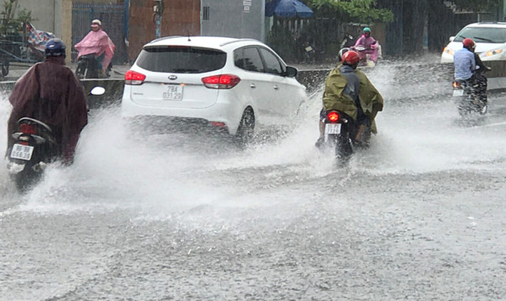 Mưa lớn xảy ra ở hầu hết các quận huyện TP HCM và cả khu vực Nam Bộ chiều 4/6.
