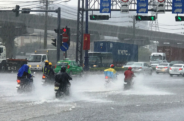 Ngay sau đó trận mưa như trút nước xảy ra trên diện rộng, trong đó hầu như khắp TP HCM đều có mưa như trút nước.