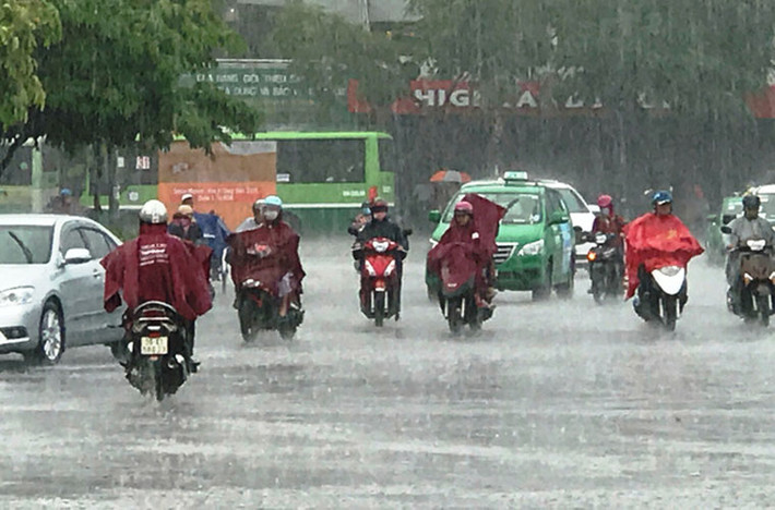 Cùng thời gian này, giữa trưa ngày 4/6, nhiều khu vực ở Nam Bộ lại có mây đen giăng kín, dông gió rất mạnh và nhiệt độ hạ thấp còn dưới 30 độ C.