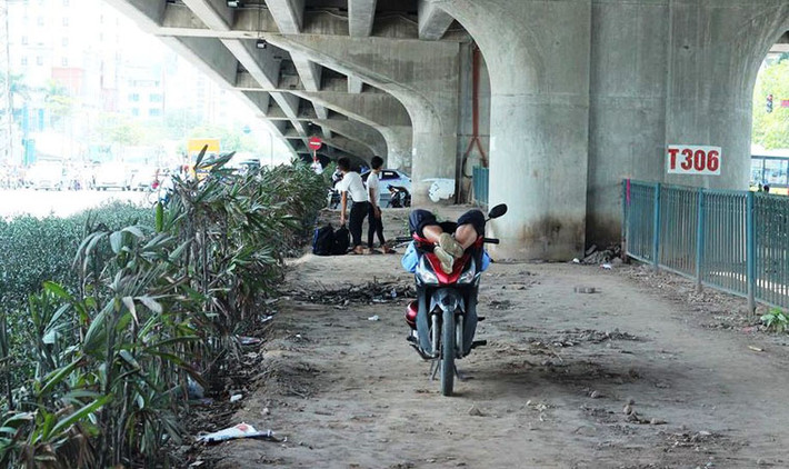 Gầm cầu, bóng cây hay bất cứ bóng râm nào cũng là cứu cánh cho người lao động có việc phải đi lại ở Hà Nội trong đợt nắng nóng lịch sử này.